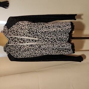 Maunces medium woman's lightweight pullover, long sleeve  black and gray cheetah